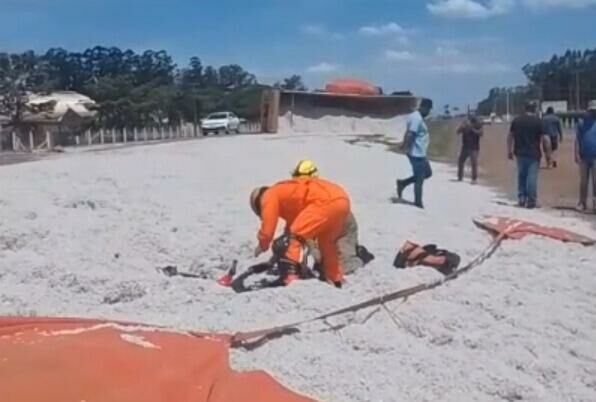 Imagem de compartilhamento para o artigo Idosa em bicicleta elétrica é soterrada por carga de algodão, em Chapadão do Sul da MS Todo dia